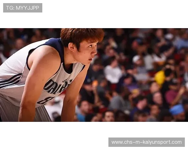 球星在边路训练中练习“低平传中+远点插上”组合